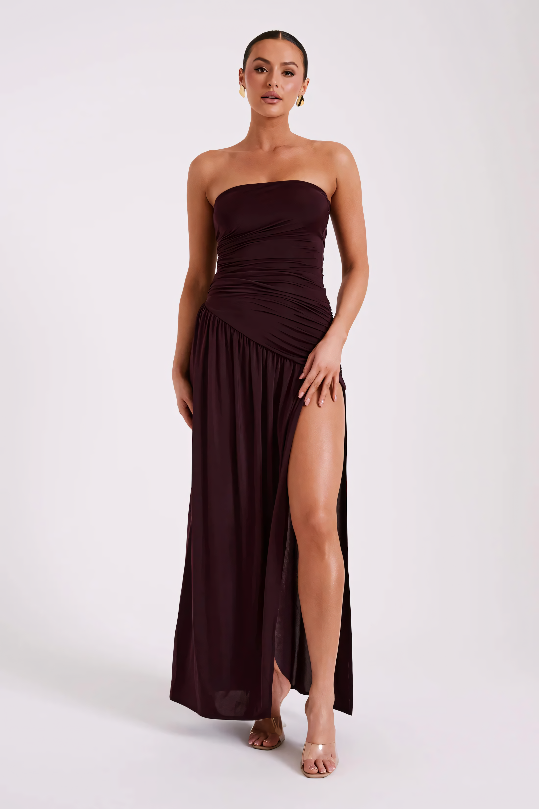 Selvara – Gerafftes Abendkleid in Bordeaux